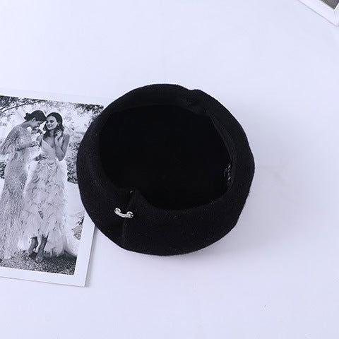 Béret en laine couleur unie extérieur décontracté visage montrant petit chapeau champignon 