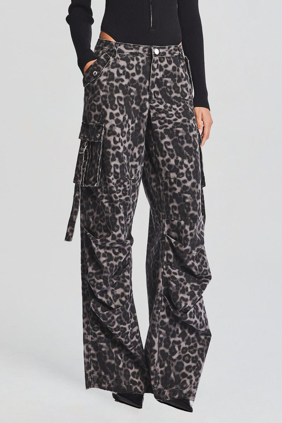 Cargo-Jeans mit Leoparden-Print