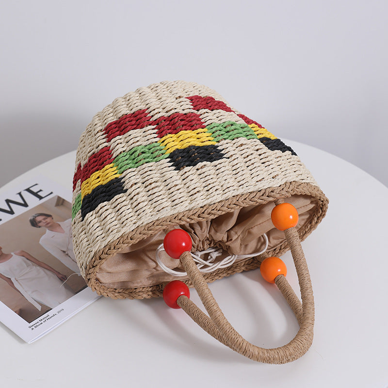 Sac de paille tissé portable en perles de bois mignon, sac de plage à carreaux de couleur fraîche, panier de pique-nique aux fruits à la main 