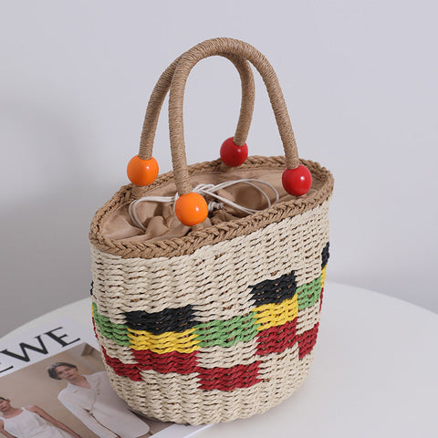 Sac de paille tissé portable en perles de bois mignon, sac de plage à carreaux de couleur fraîche, panier de pique-nique aux fruits à la main 