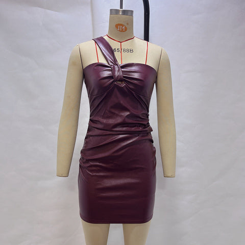 Kleid mit schrägen Schultern, Tube-Top und taillierter Hüfttasche