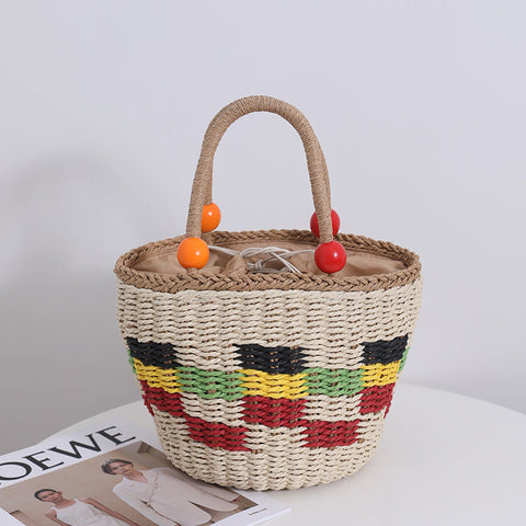 Sac de paille tissé portable en perles de bois mignon, sac de plage à carreaux de couleur fraîche, panier de pique-nique aux fruits à la main 