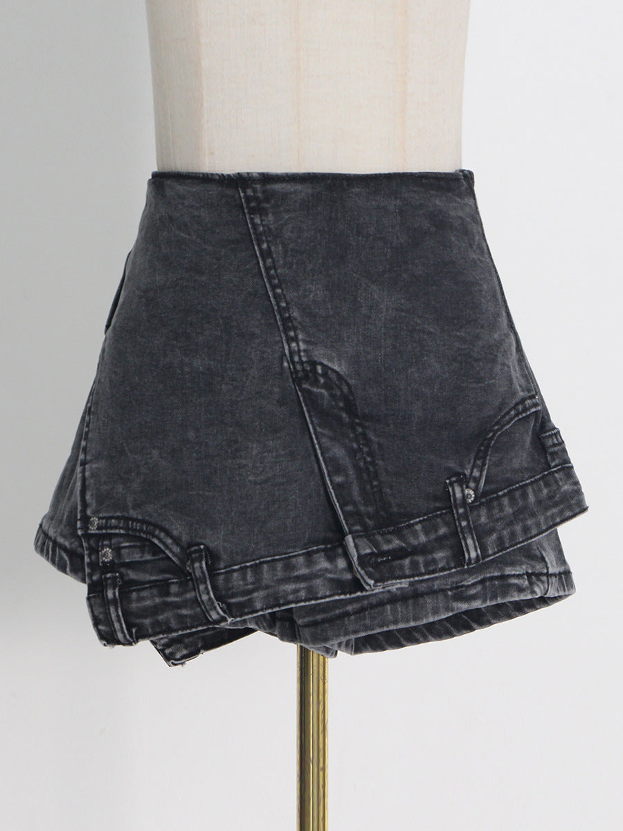 ASYMMETRISCHE, AUF DEN KOPF GESTELLTE, HOCHTAILLIERTE DENIM-SKORTS