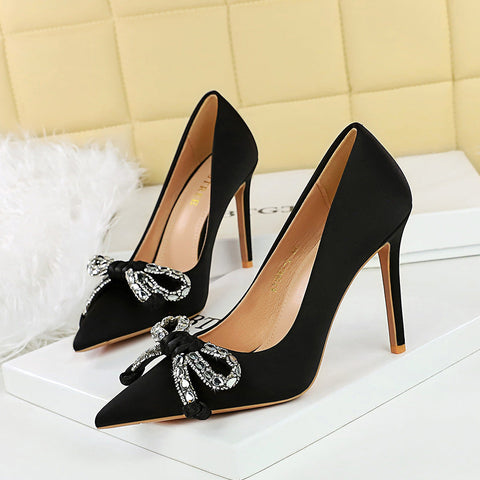 Leichte, luxuriöse Satin-Pumps mit Strass-Schleife und spitzem Stiletto-Absatz in Weinrot 