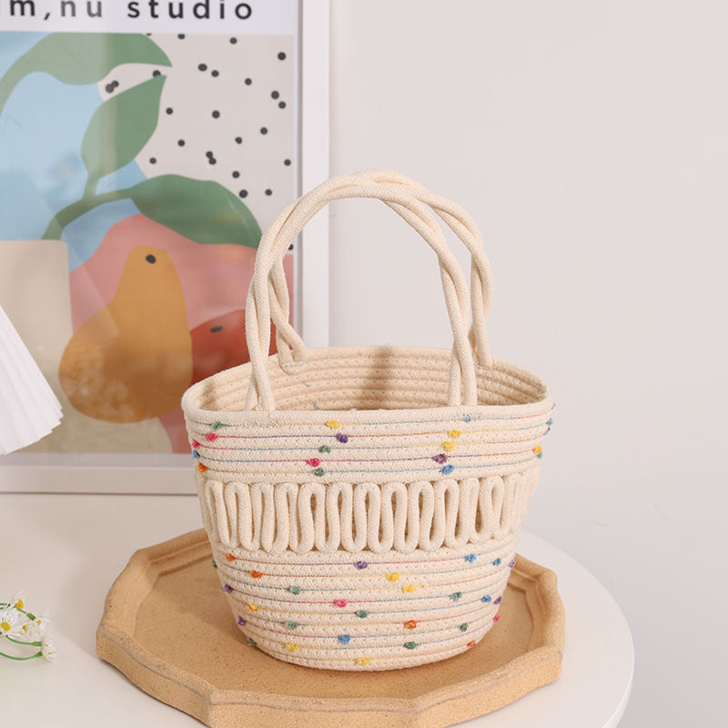 Joli bonnet coloré, petit panier, niche, seau découpé, sac en paille à main 