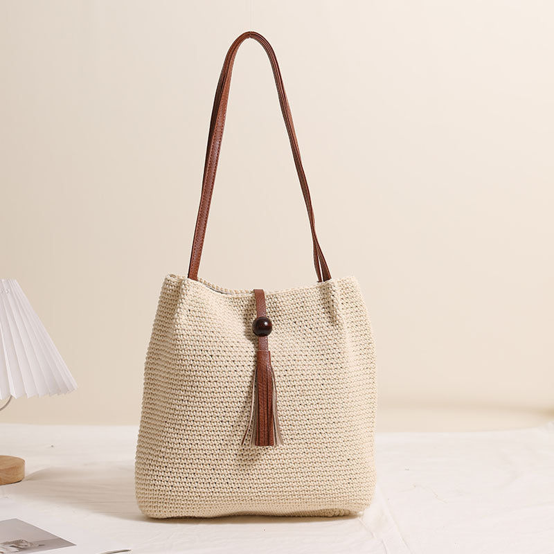 Sac de paille plissé en fil de coton avec pompon en perles de bois, sac de plage pour les vacances 