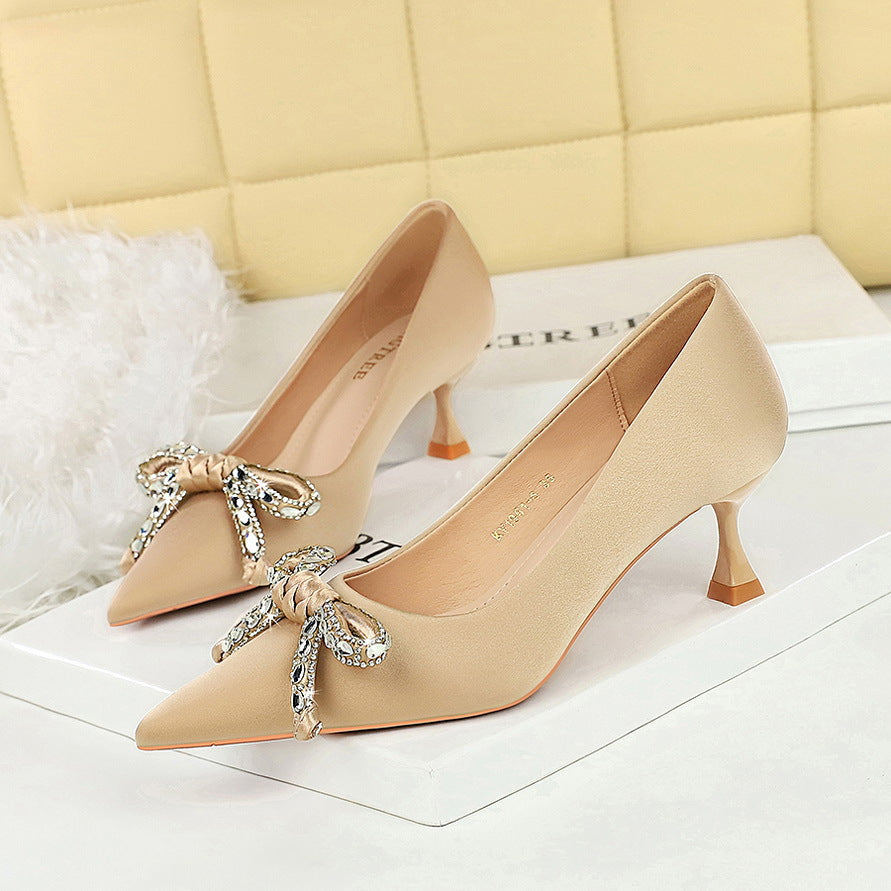 Leichte, luxuriöse Satin-Pumps mit Strass-Schleife und spitzem Stiletto-Absatz in Weinrot 