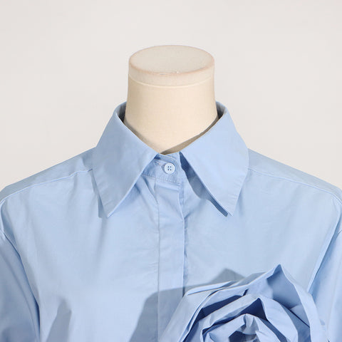 HELLBLAUES A-LINIEN-SHIRT MIT BLUME