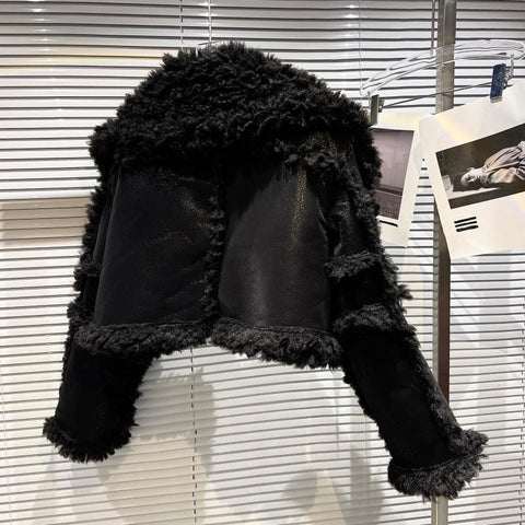 Die Gothica – Übergroße, kurze Winterjacke aus Kunstpelz