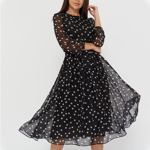 Besticktes, transparentes, tailliertes Kleid