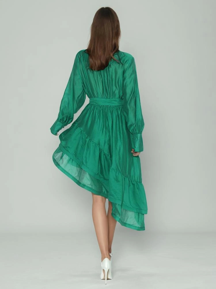 Kleid mit unregelmäßigen Trägern