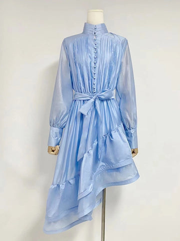 Kleid mit unregelmäßigen Trägern