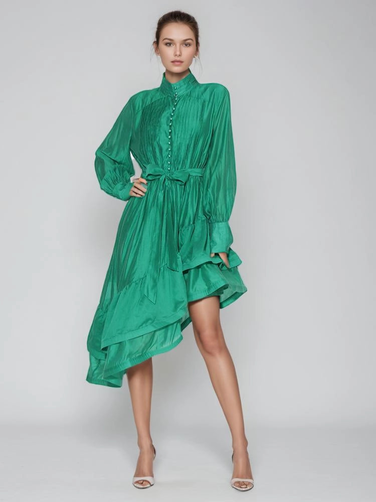 Kleid mit unregelmäßigen Trägern