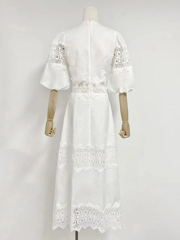 Robe ajourée à col rond et manches lanternes