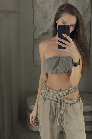 Asymmetrische Trainingshose mit weitem Bein und Cut-Outs, elastischer Taille