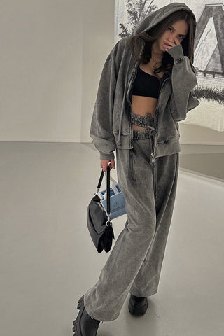 Asymmetrische Trainingshose mit weitem Bein und Cut-Outs, elastischer Taille