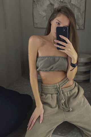 Asymmetrische Trainingshose mit weitem Bein und Cut-Outs, elastischer Taille