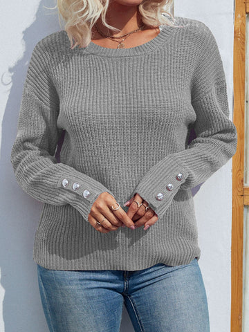 Rippenstrickpullover mit überschnittenen Schultern und Knopfdetail