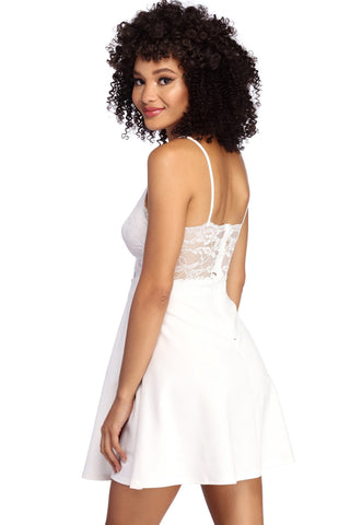 Robe patineuse somptueuse en dentelle