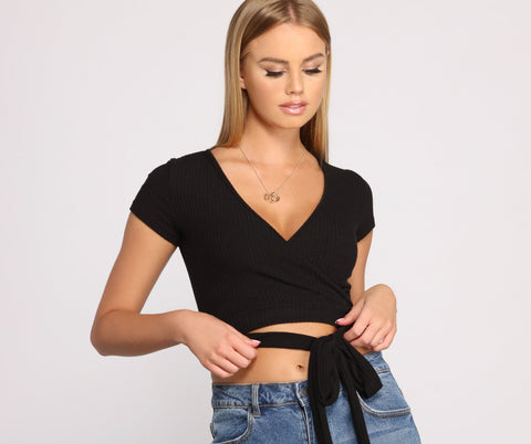 Tied To Basics – Geripptes Crop-Top