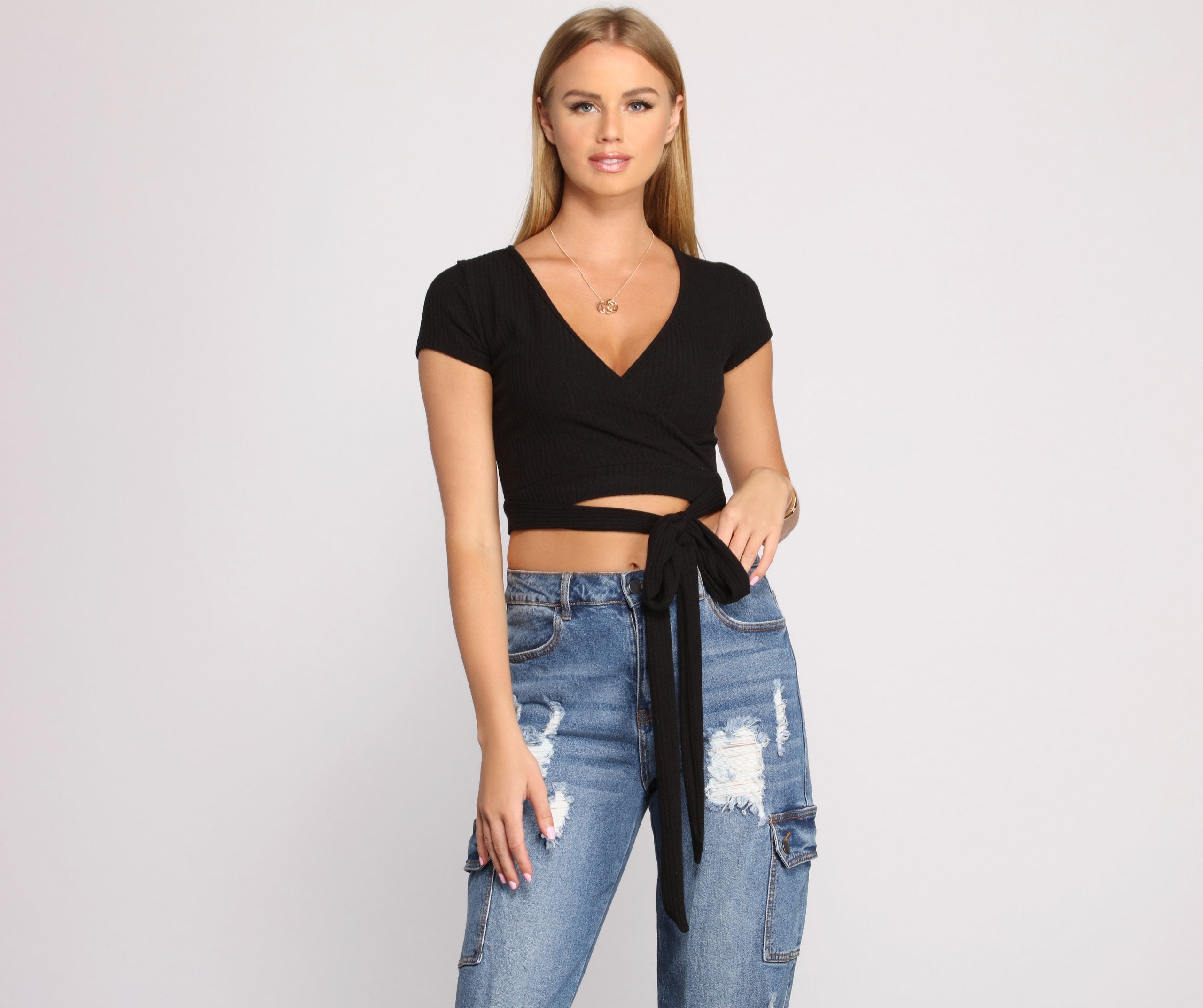 Tied To Basics – Geripptes Crop-Top