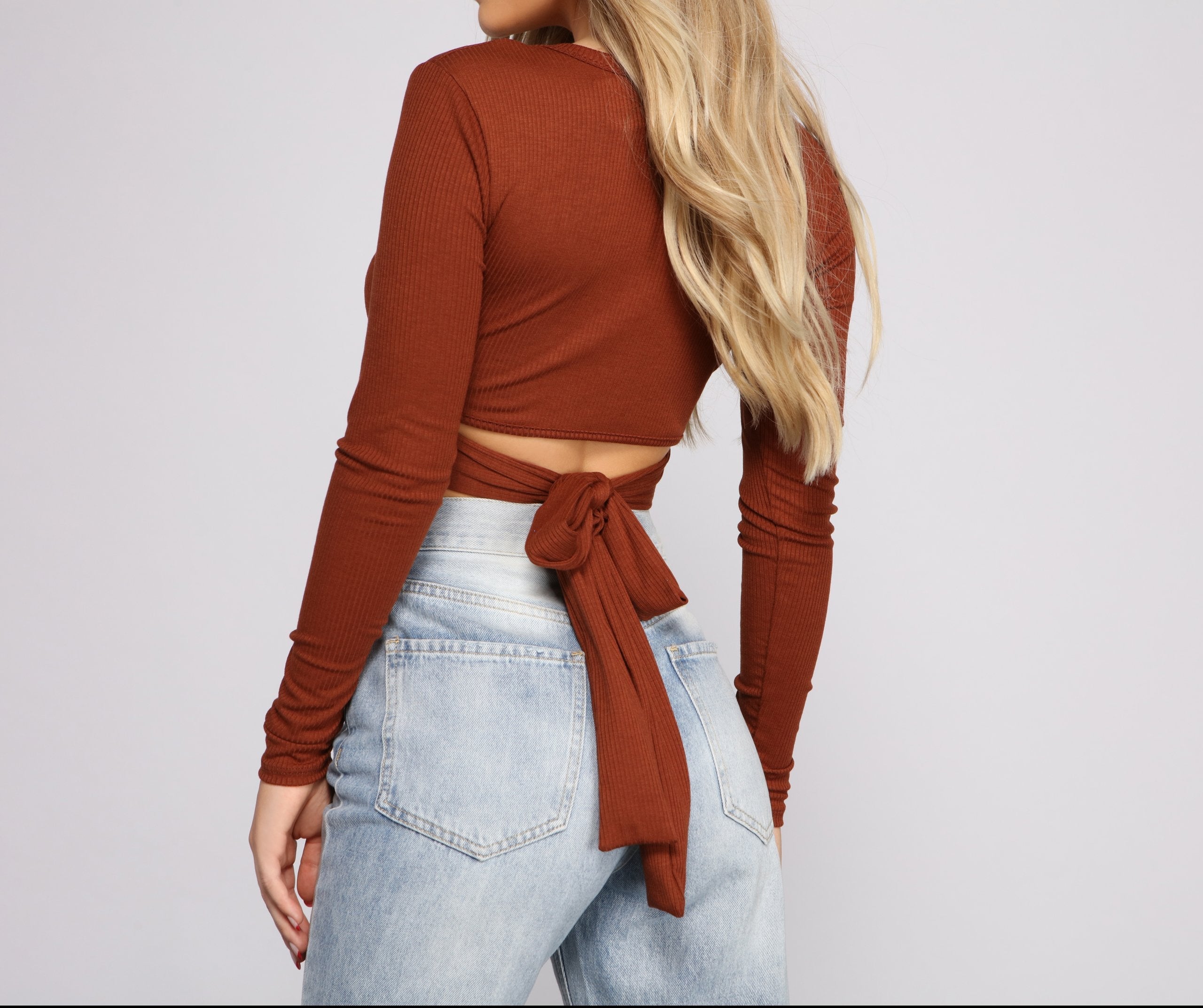 Geripptes Crop-Top mit Wickeltaille