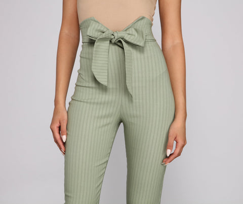 Pantalon rayé élégant avec ceinture nouée