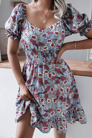 Robe fleurie à manches bouffantes et taille froncée