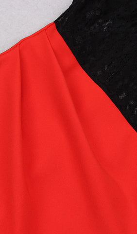 Kleid mit gespleißter Spitze und Federschlitz in Schwarz und Rot