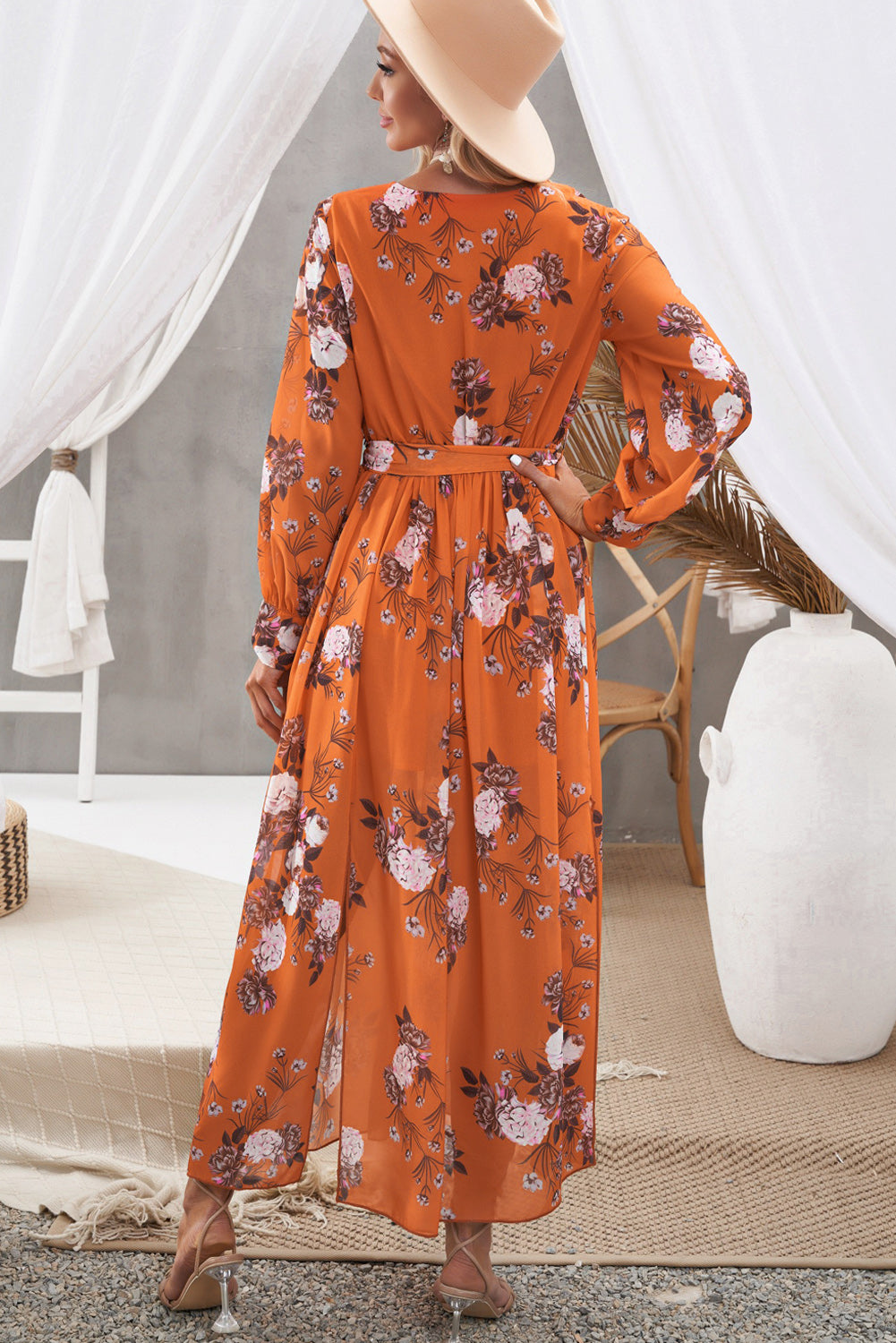 Robe longue fendue à taille nouée et à motif floral