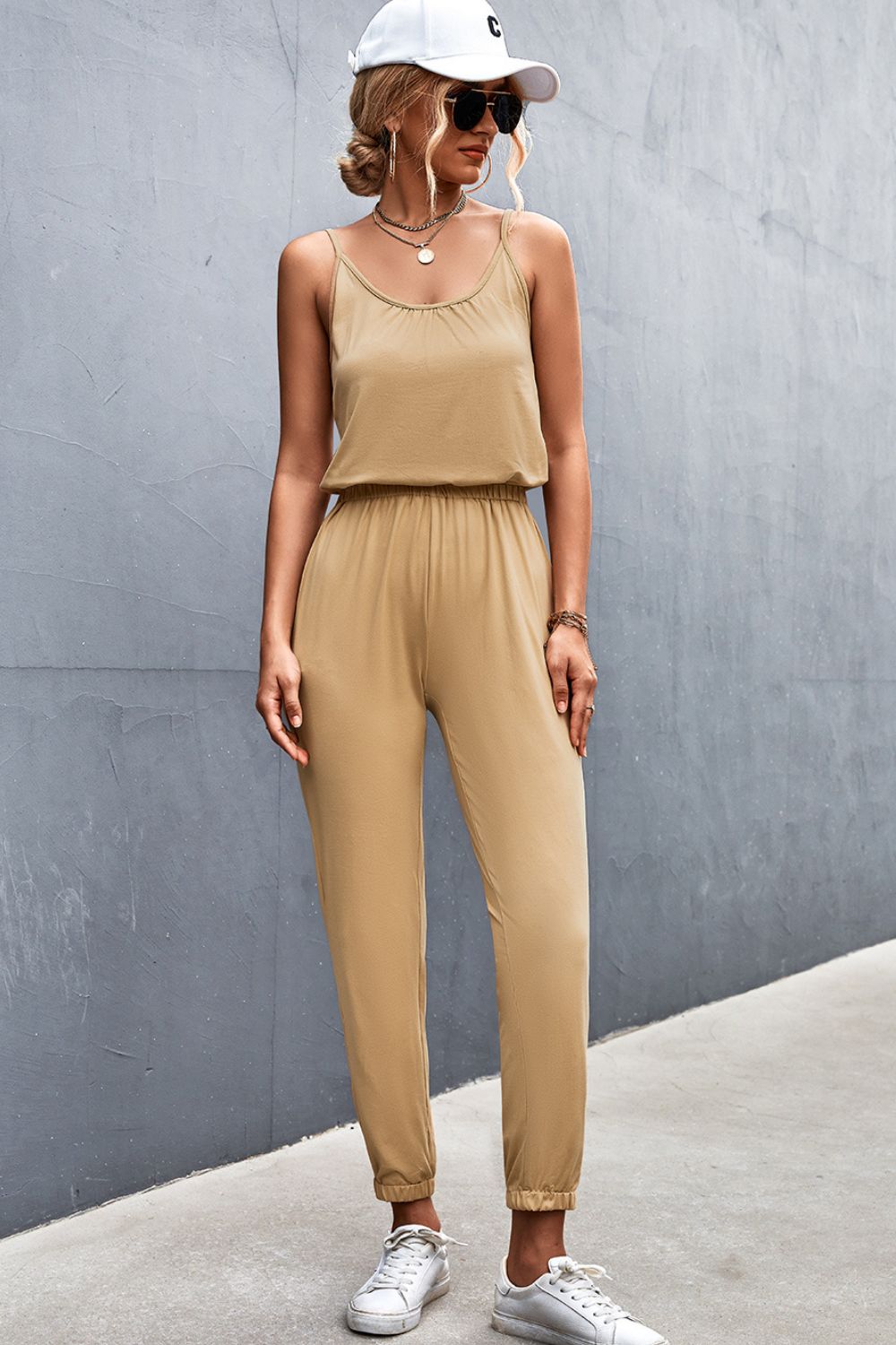 Jumpsuit mit Spaghettiträgern, U-Ausschnitt und Taschen