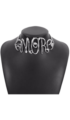 Collier ras du cou en argent avec lettres exagérées