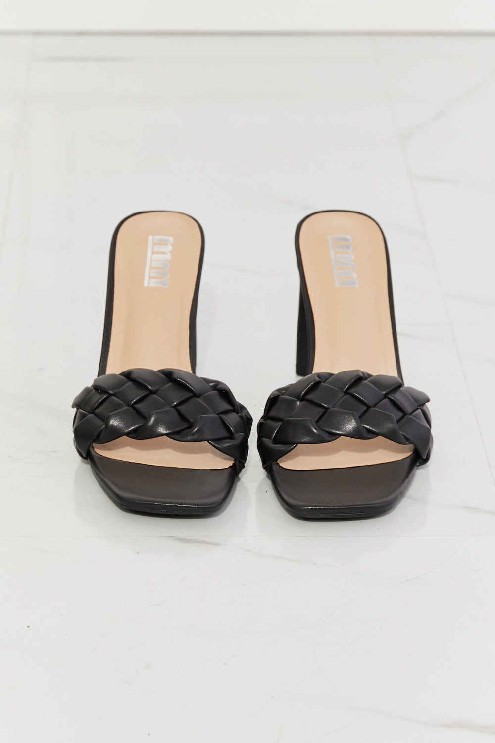 Top of the World – Geflochtene Sandalen mit Blockabsatz in Schwarz