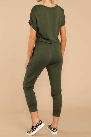 Jumpsuit mit V-Ausschnitt und Wickeldesign vorn