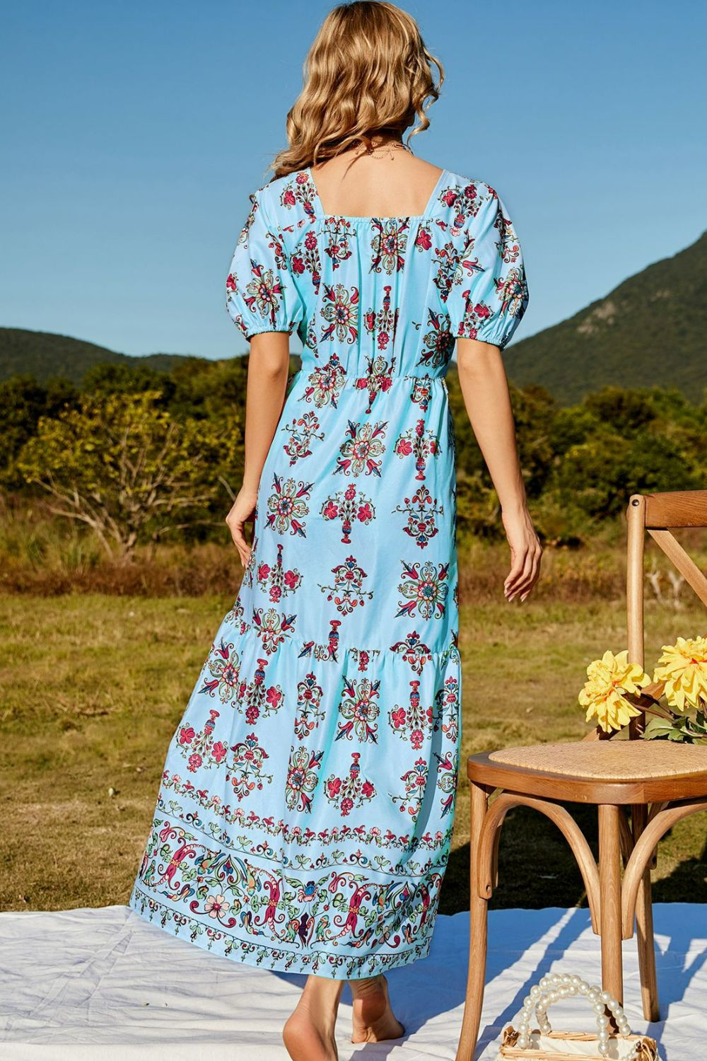 Robe longue à volants et manches bouffantes à volants et à fleurs