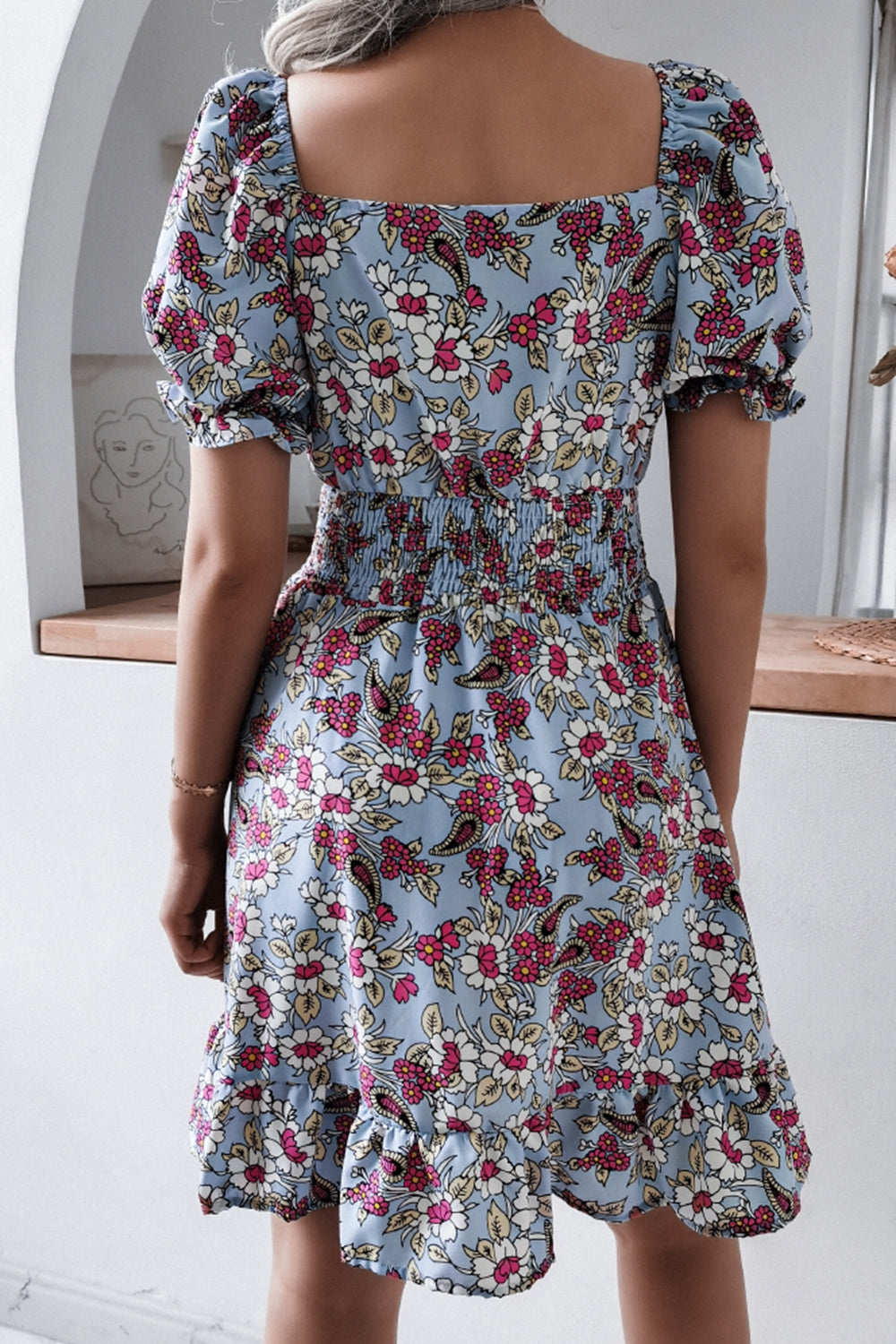 Kleid mit Blumenmuster, gesmokten Taillenärmeln und Puffärmeln