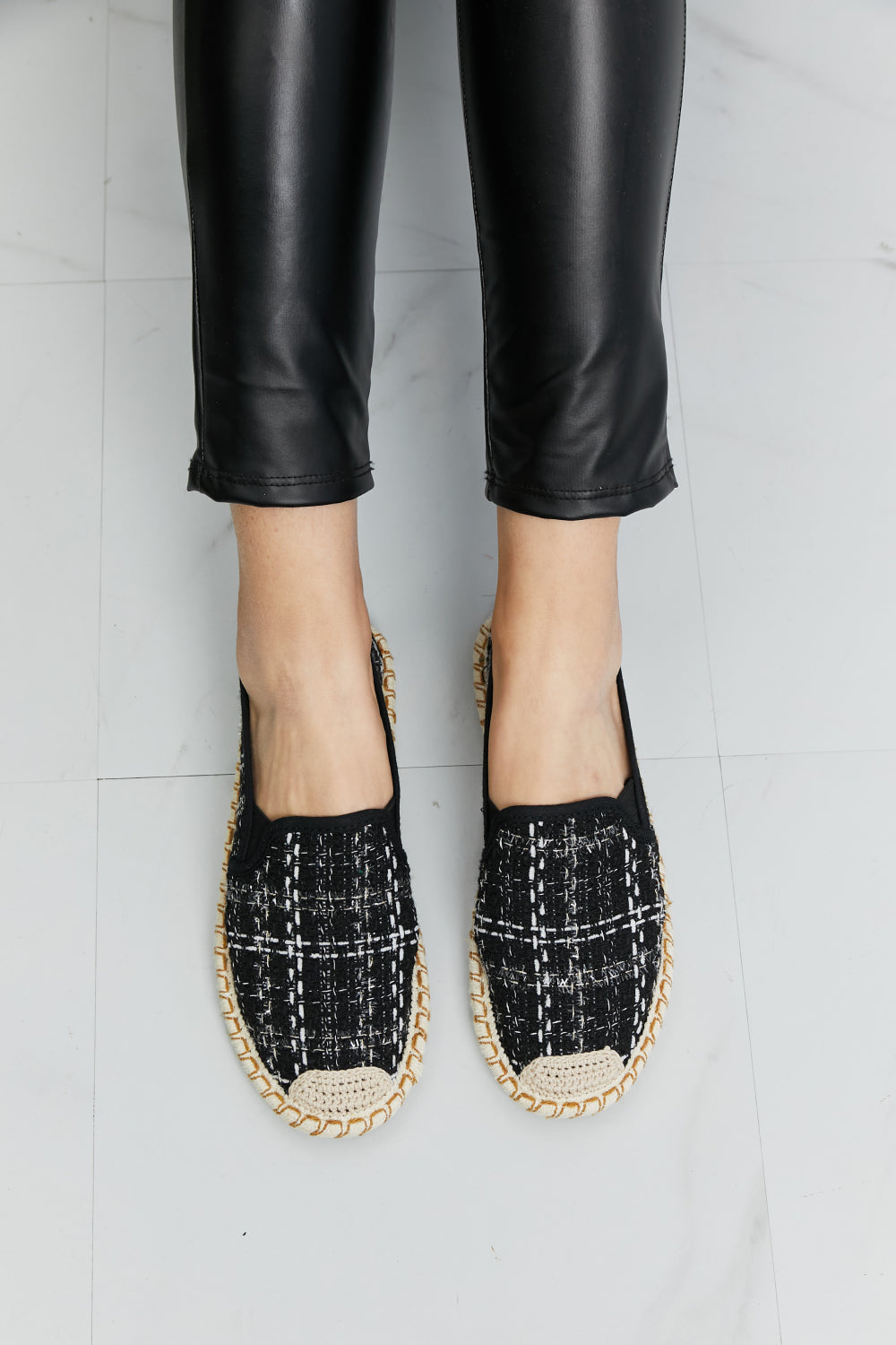 Forever Link – Flache Slipper mit runder Zehenpartie und Karomuster