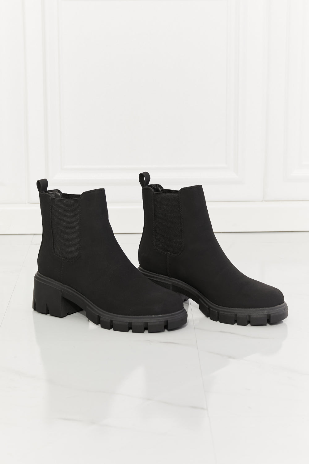 Work For It – Chelsea-Stiefel mit matter Profilsohle in Schwarz