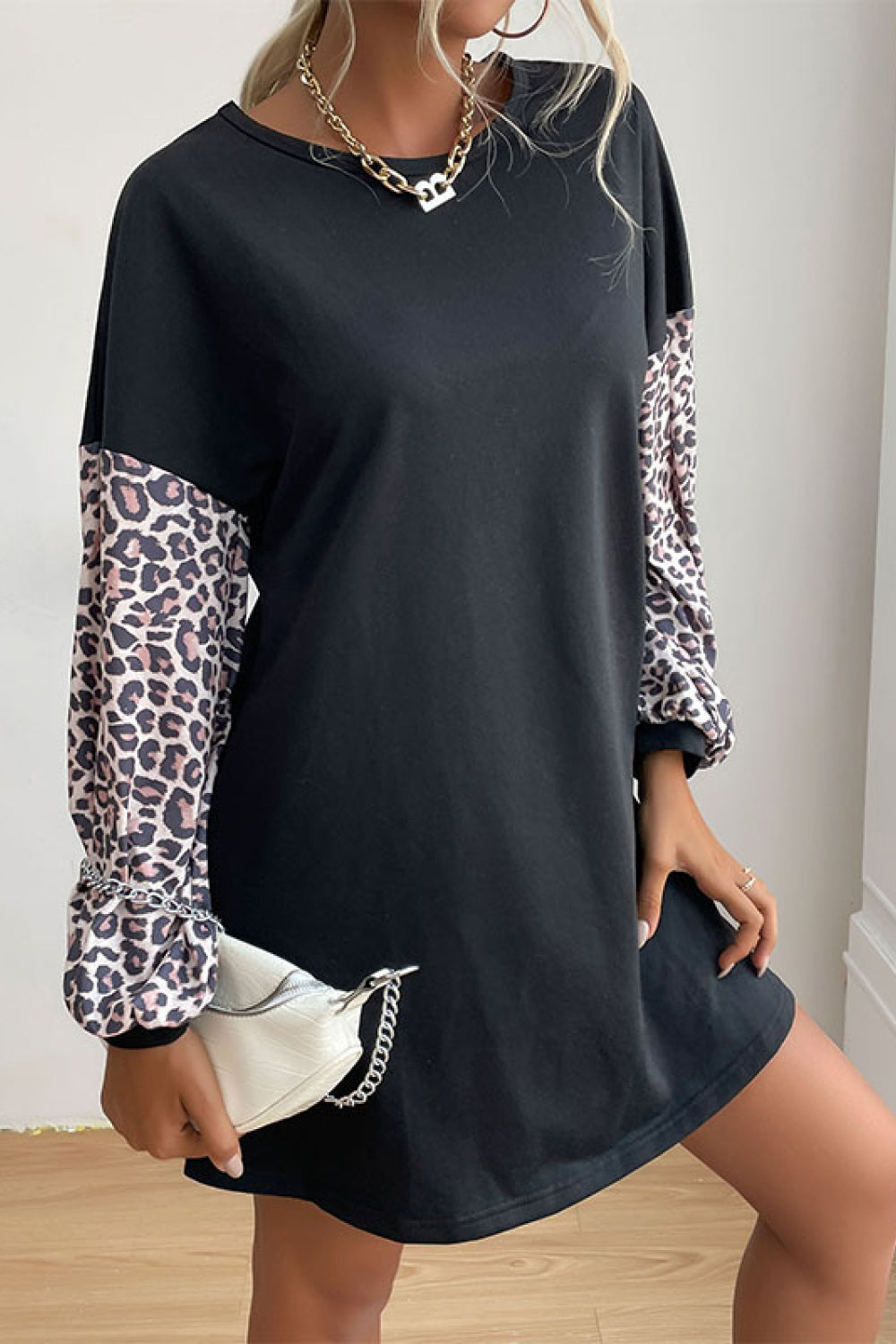 Sweatshirtkleid mit Leopardenmuster und Ärmeln