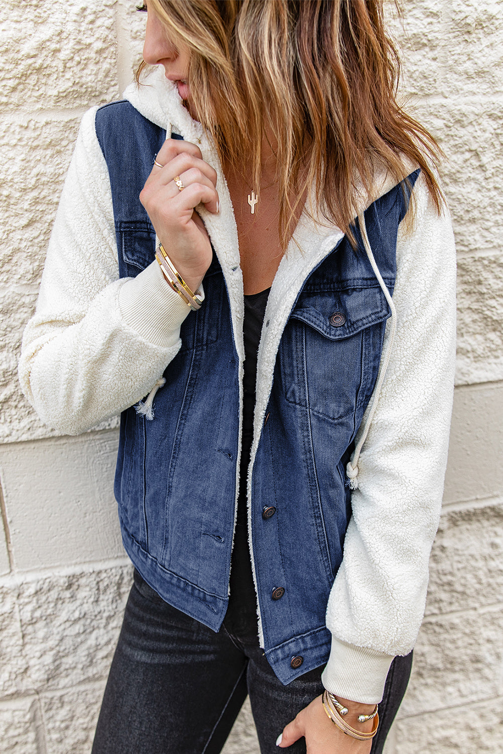 Veste à capuche en sherpa en denim épissé bicolore