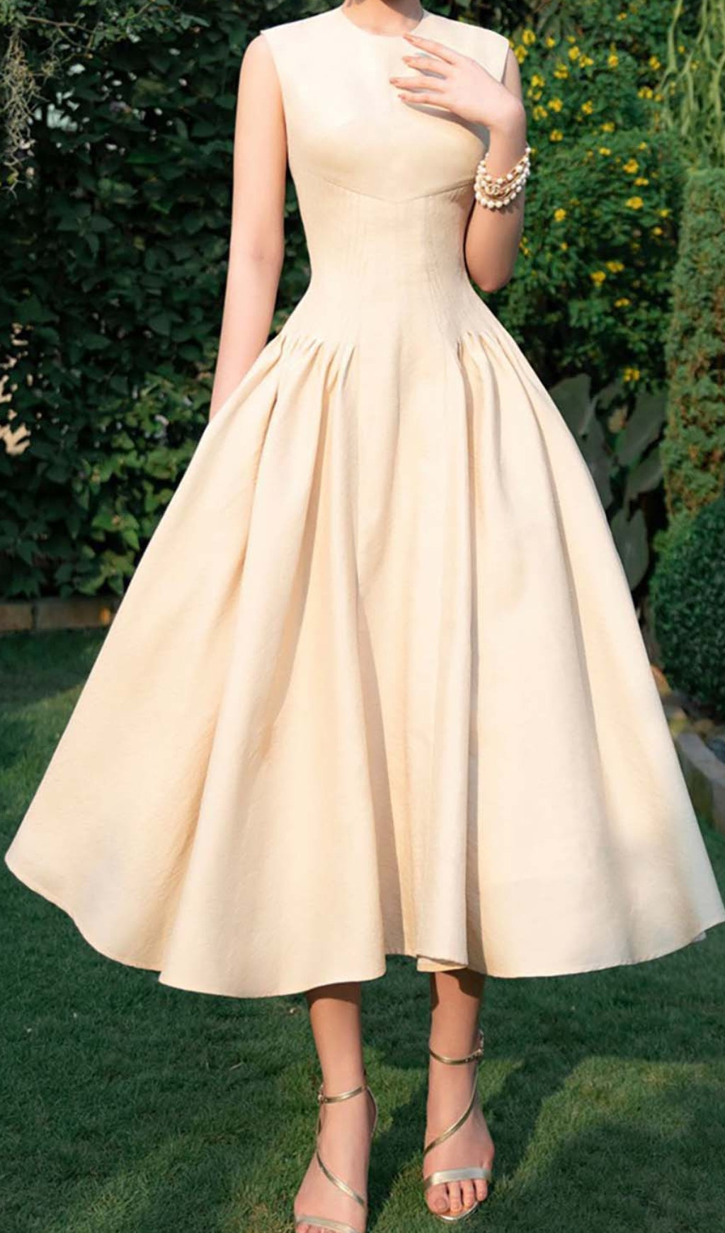 Ärmelloses Korsett-Midikleid in Beige