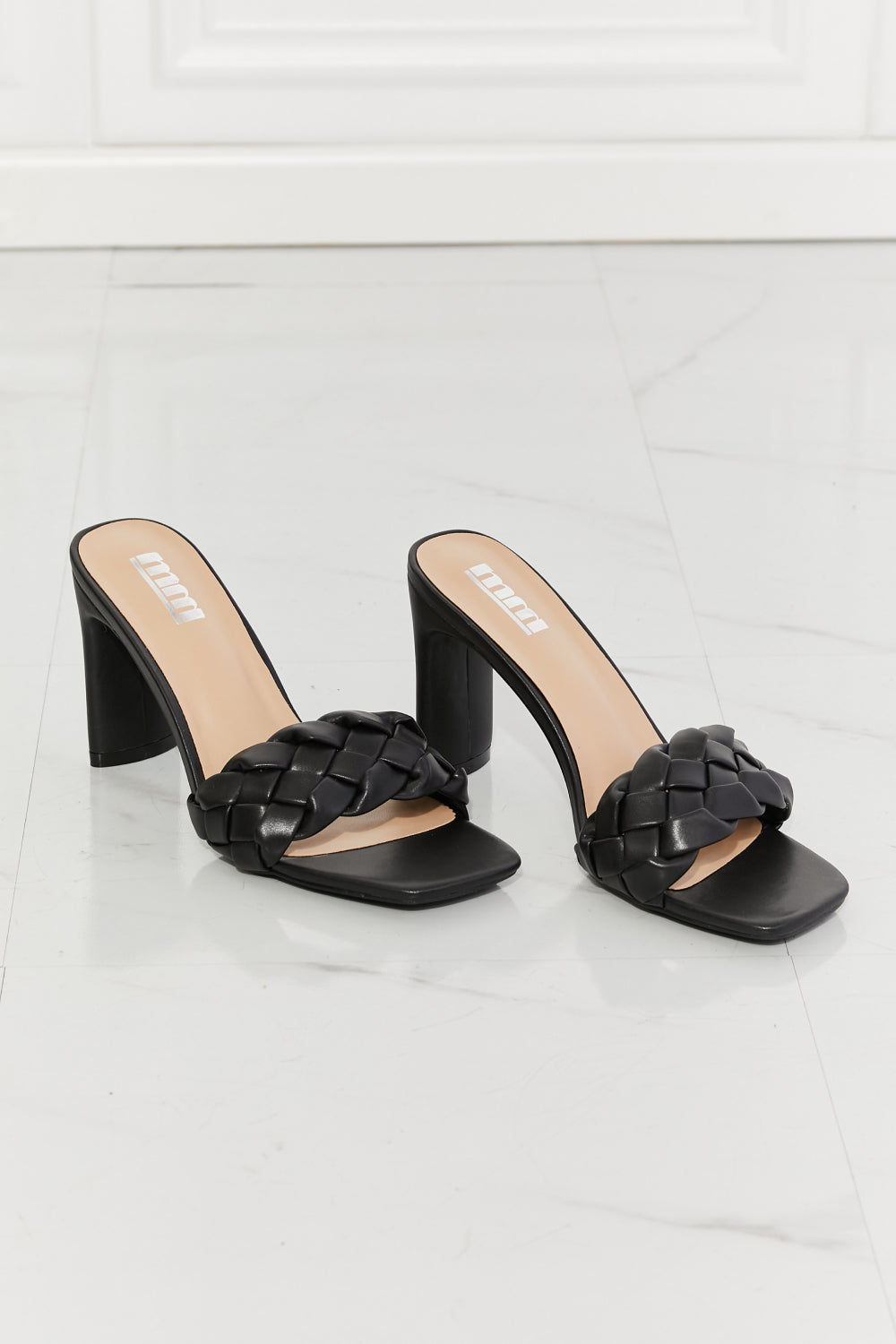 Top of the World – Geflochtene Sandalen mit Blockabsatz in Schwarz