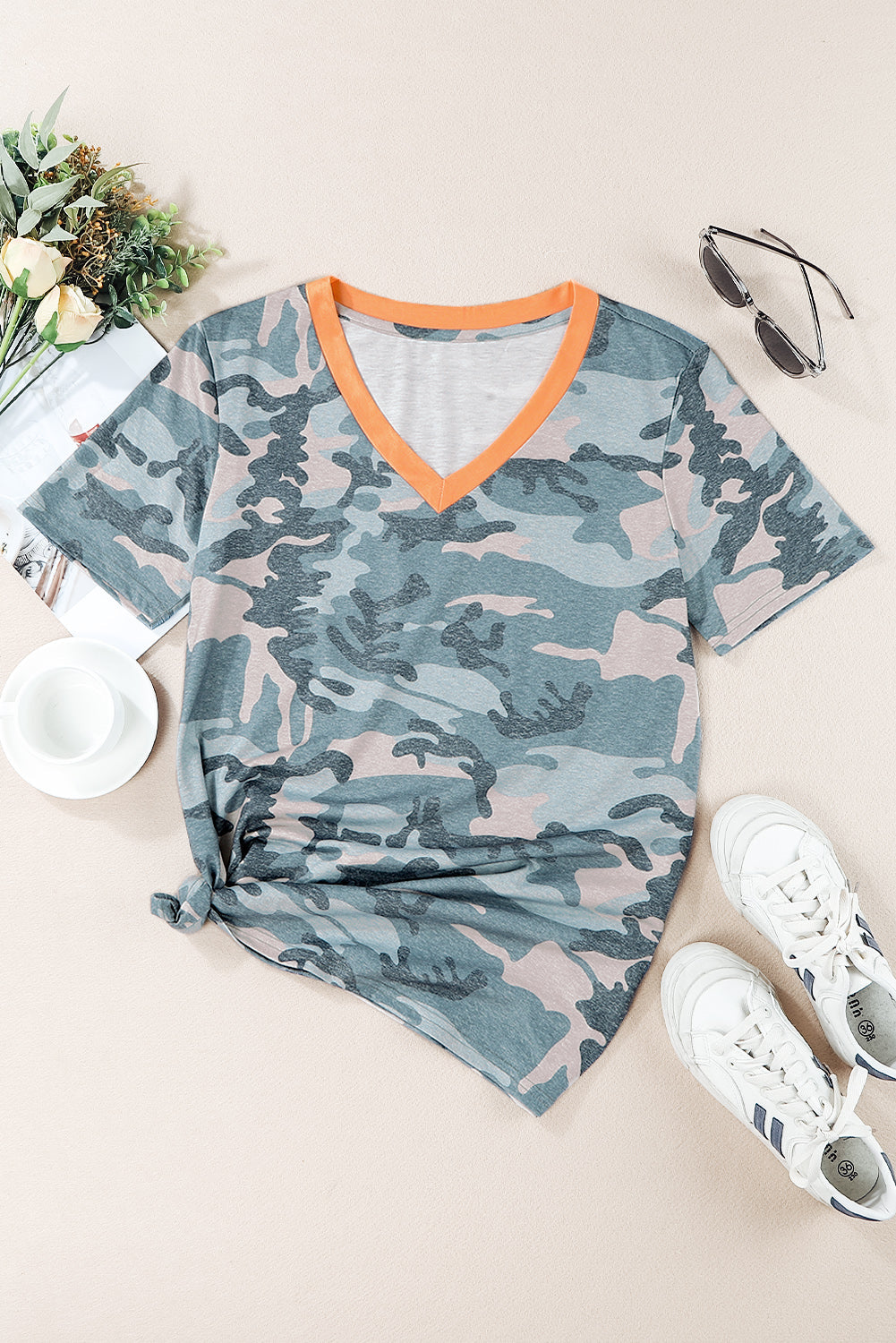 T-shirt col V bicolore à motif camouflage