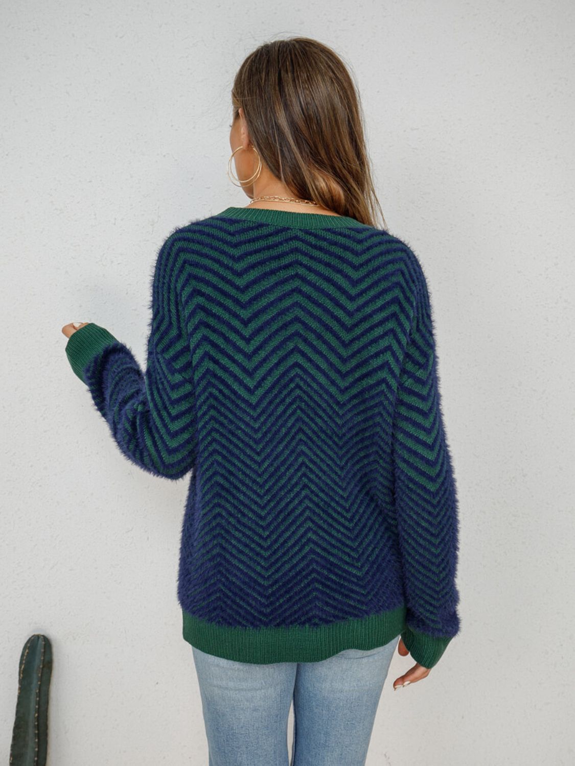 Zweifarbiger Flauschpullover mit Chevron-Muster