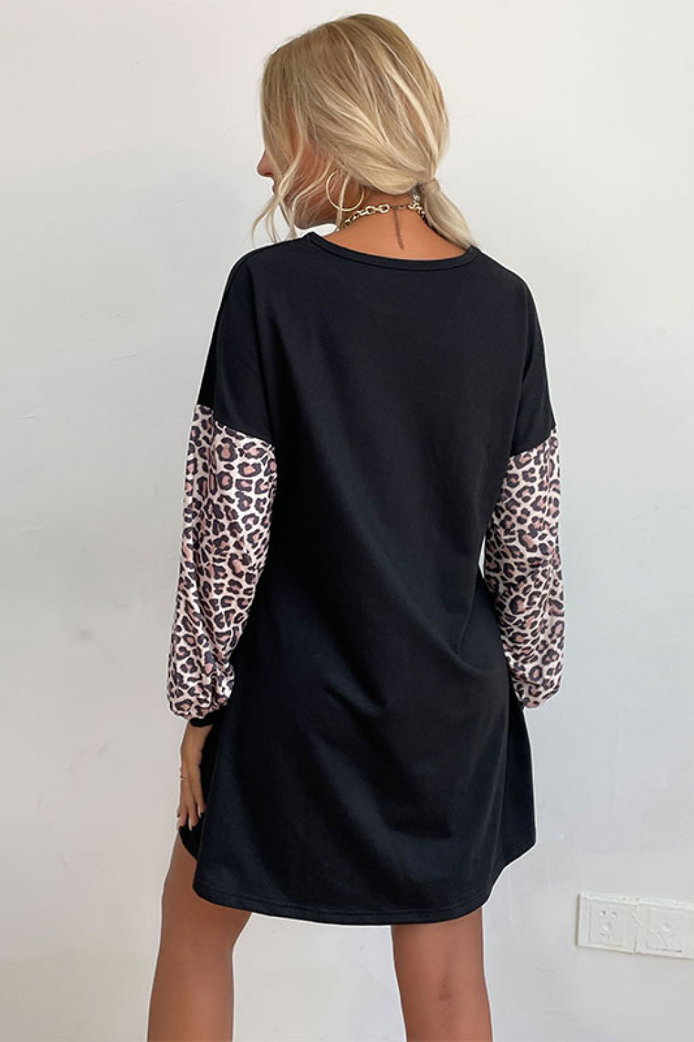 Sweatshirtkleid mit Leopardenmuster und Ärmeln