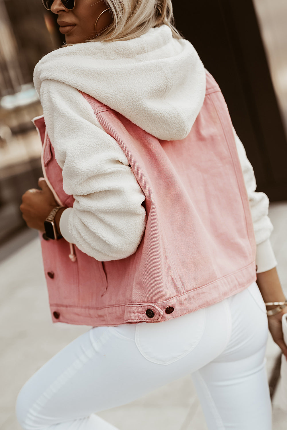 Veste à capuche en sherpa en denim épissé bicolore