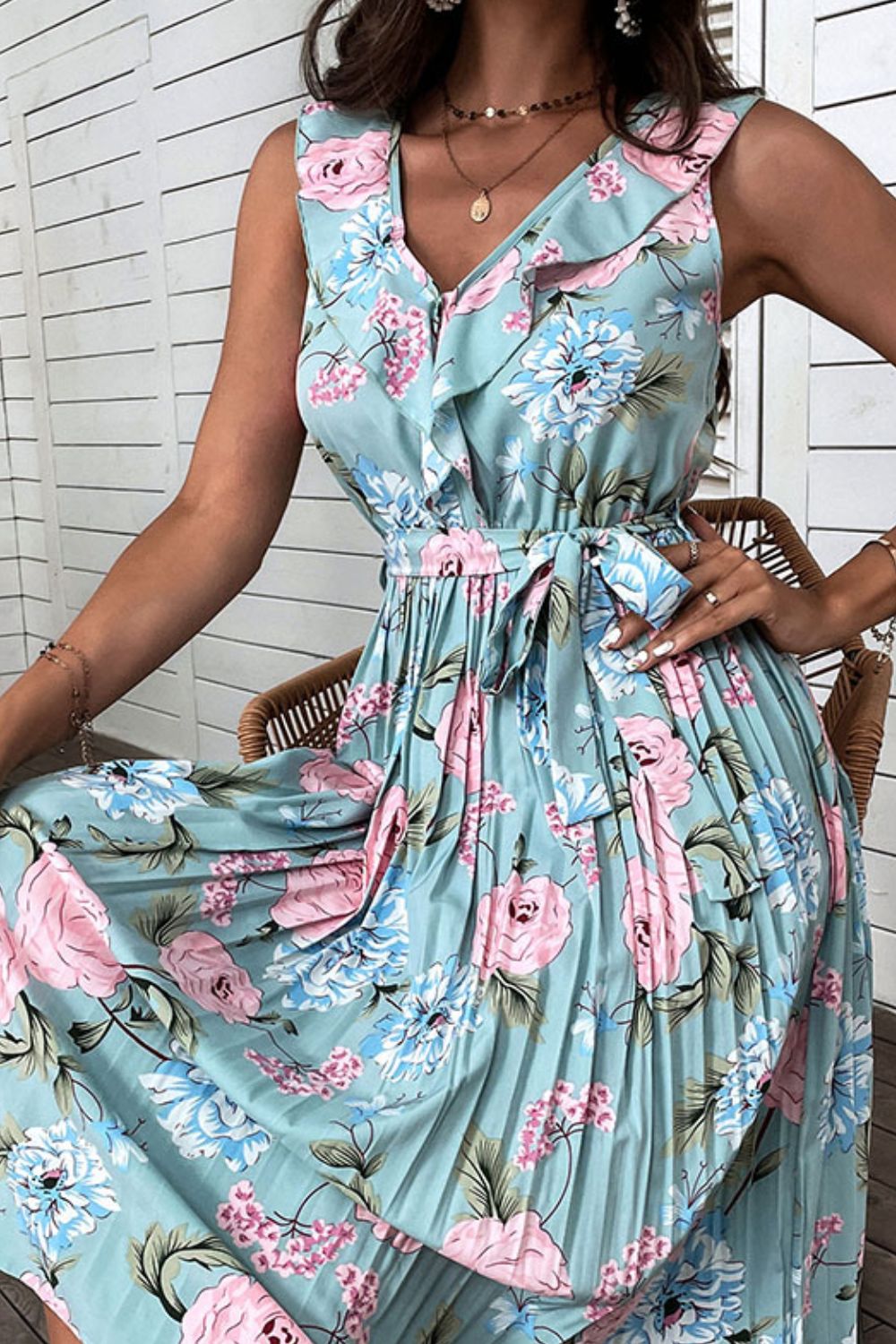 Robe mi-longue plissée sans manches à taille nouée et à imprimé floral