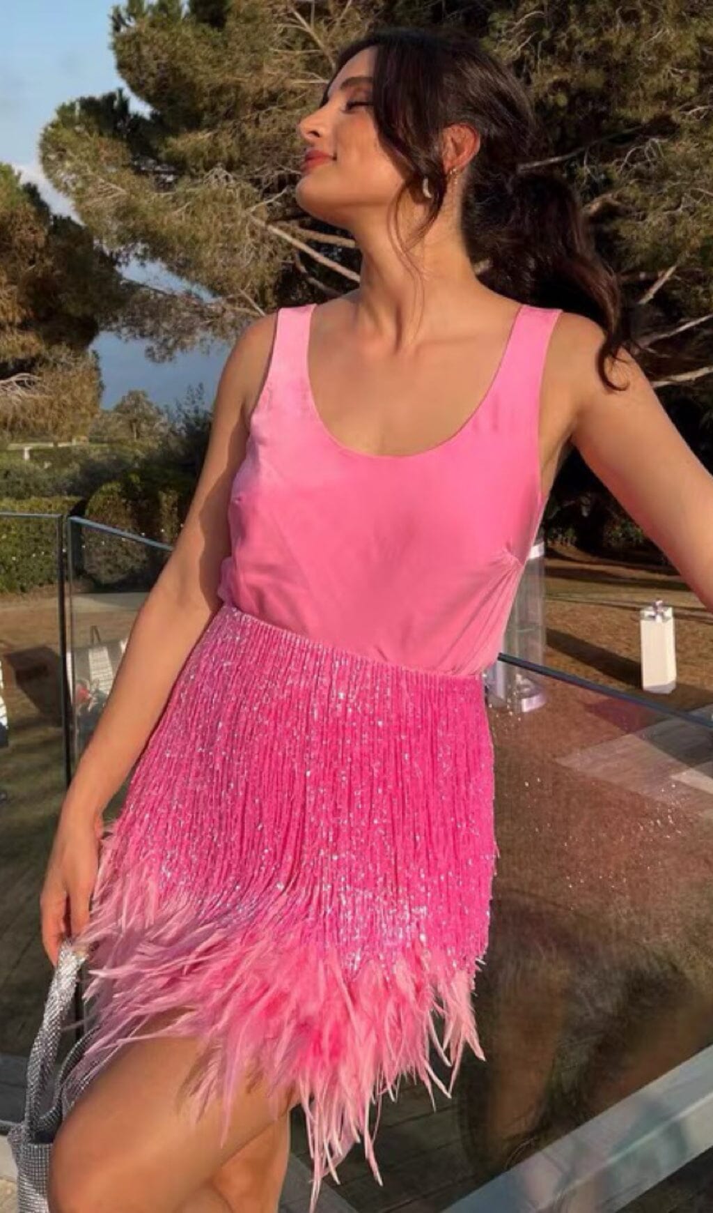 Mini-robe à franges et plumes brillantes en rose