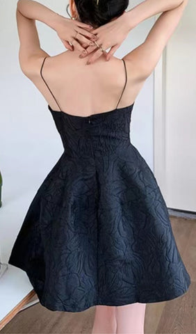 Minikleid mit Riemchensaum in Schwarz