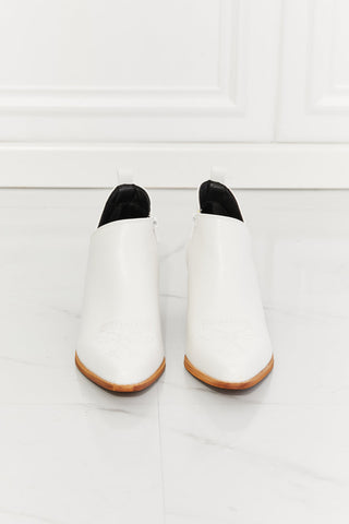 Bottines de cowboy croisées brodées Trust Yourself en blanc